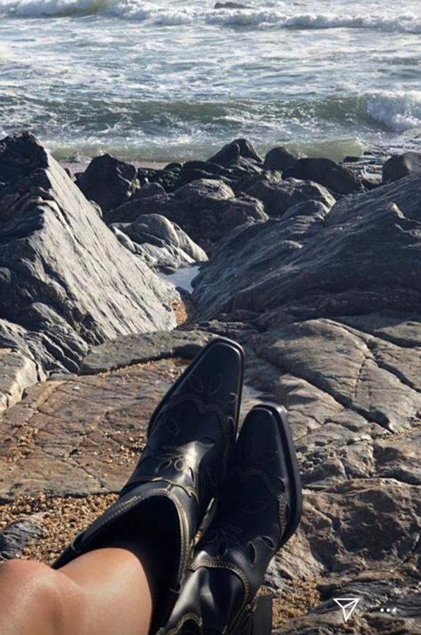 Sara Carbonero se hizo con el modelo de botines cowboy más original. Unos con la punta cuadrada de Ganni que  encontramos más baratos en Asos .