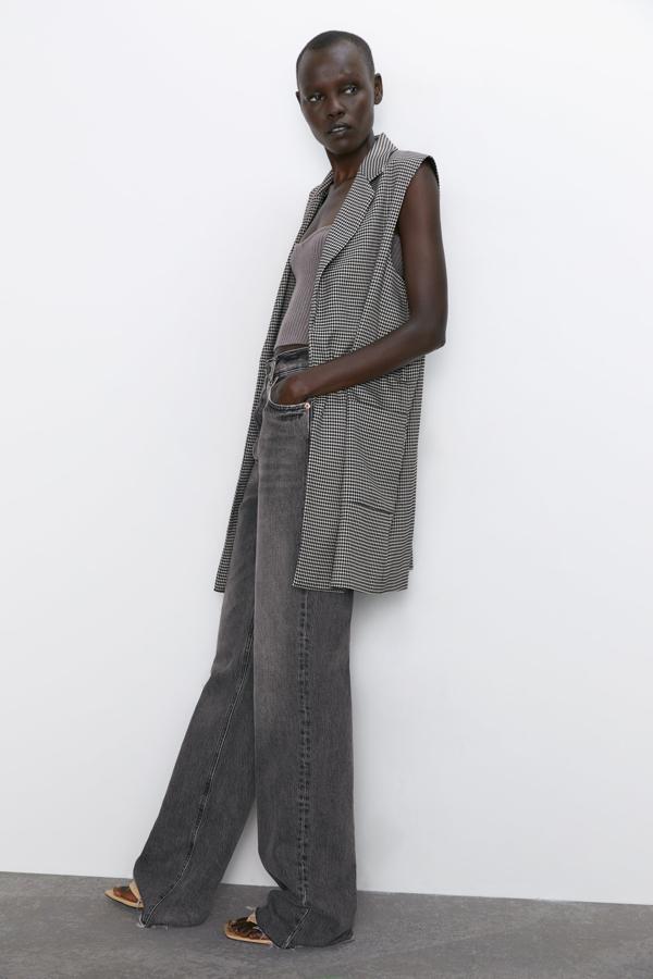 Chaleco largo con solapas y bolsillos delanteros, de Zara (39,95 euros).