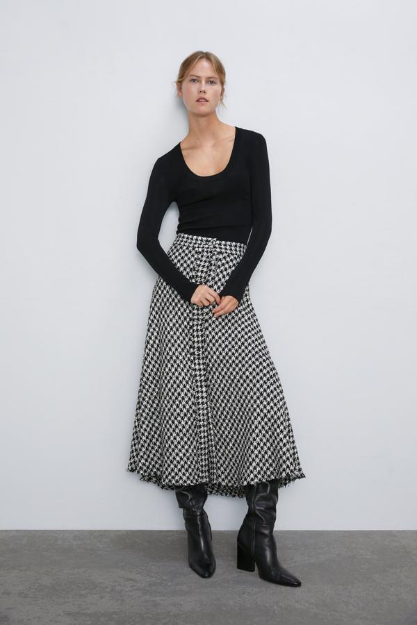 Falda midi con vuelo y doble costura en la parte delantera, con botones, de Zara (39,95 euros).