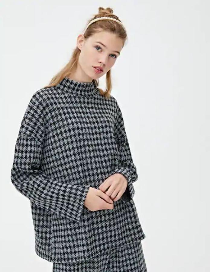 Jersey de punto, de cuello alto  de Pull&Bear , en gris y negro (22,99 euros).