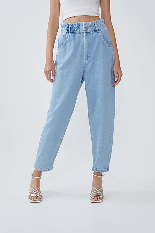 Jeans de tiro alto con cintura elástica tipo paper bag, 25,95 euros.