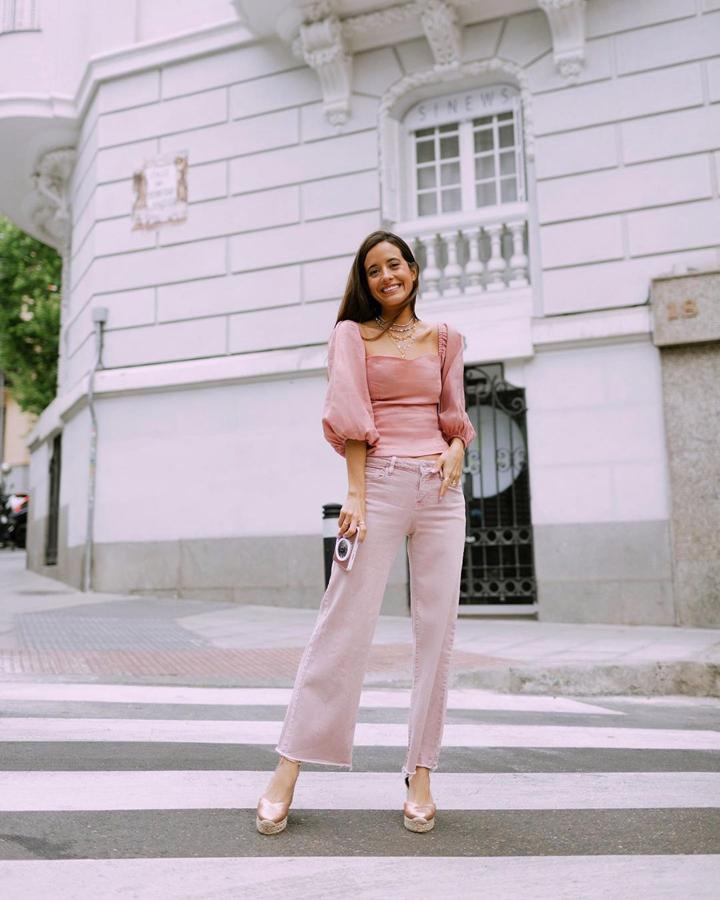 Un look en rosa con los  famosos pantalones de Mango que llevaron Sara Carbonero  y Madame de Rosa.  Muy romántico .