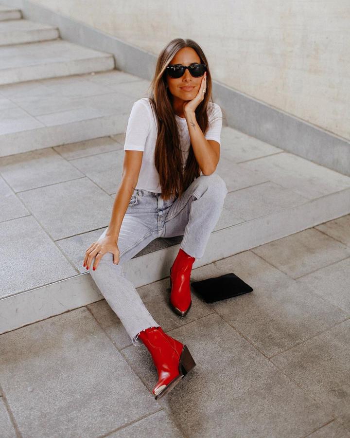 Los botines rojos de Zara que llevó con este sencillo look de vaqueros y camiseta blanca  se hicieron muy famosos en Instagram.