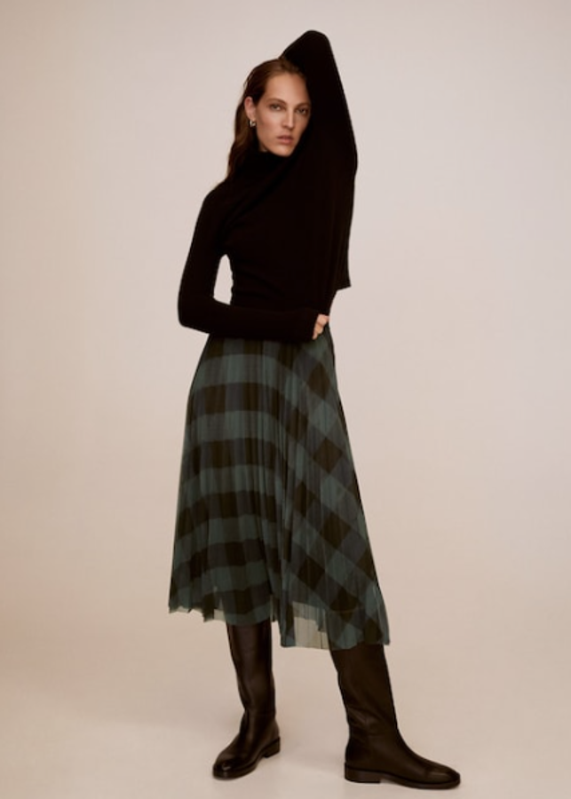 Falda estampada con silueta acampanado y ligero plisado (39,99 euros). Cierra en un lateral con cremallera.