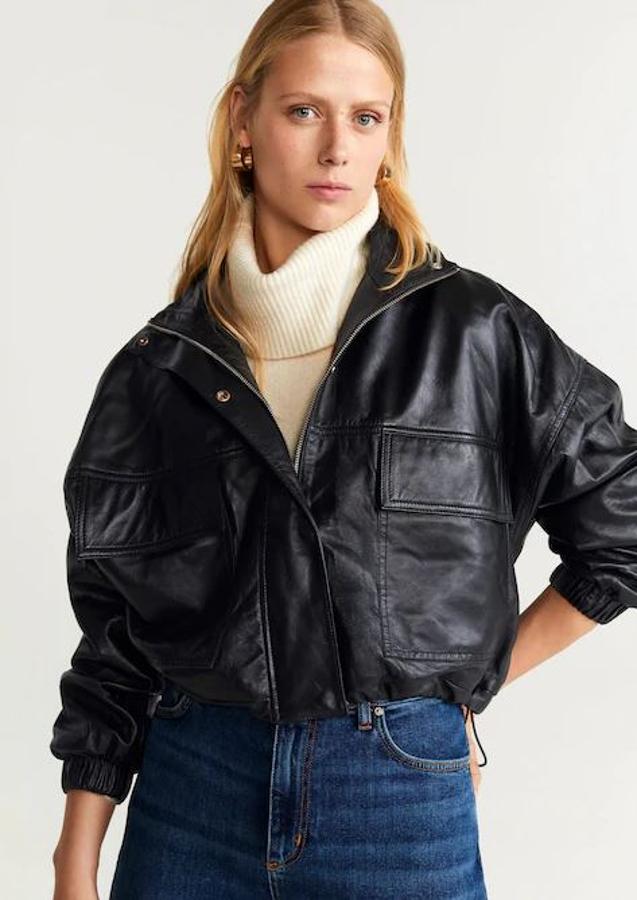 En Mango apuestan por una piel más fina y un corte más setentero, con frunces en los laterales y bolsillos delanteros (129,99 euros).