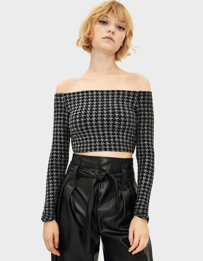 Camiseta con escote mesonera color plata, con estampado pata de gallo (17,99 euros).