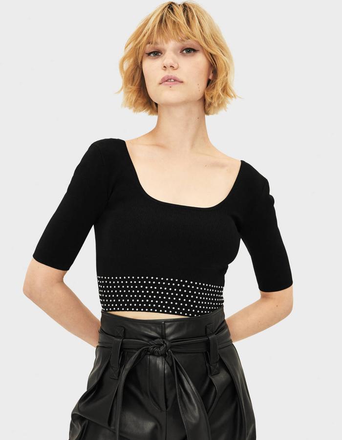 Camiseta corta con manga francesa y aplicación de tachuelas en el bajo (17,99 euros).