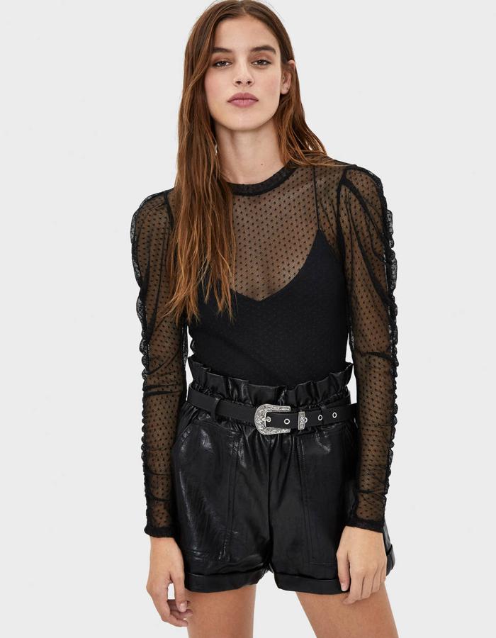 Camiseta de plumeti con fruncido en los hombros (12,99 euros).