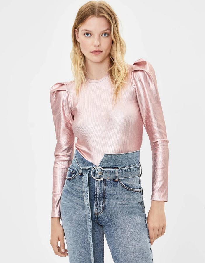 Camiseta metalizada con manga abullonada en color rosa (24,99 euros).