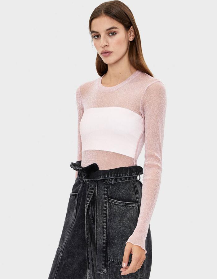 Camiseta de tul metalizado en color rosa, con cuello redondo y manga larga (12,99 euros).