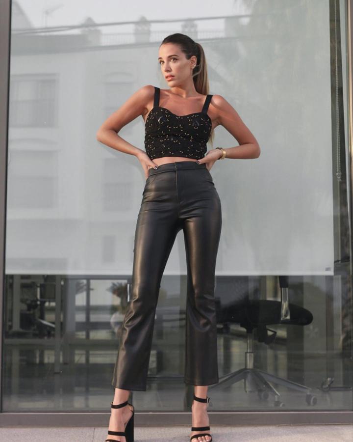 Teresa Bass consiguió su look más sexy con  un total look de Zara : unos pantalones efecto piel y un top de tirantes de abalorios.
