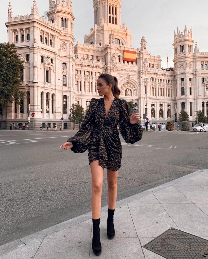 Teresa Bass compartió el  truco para alargar las piernas  en un loook de fiesta. Combinó un vestido de House of CB con botines de tacón negros.