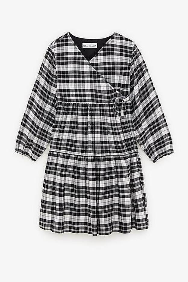 Vestido cuadros cruzado. (22,95 euros).