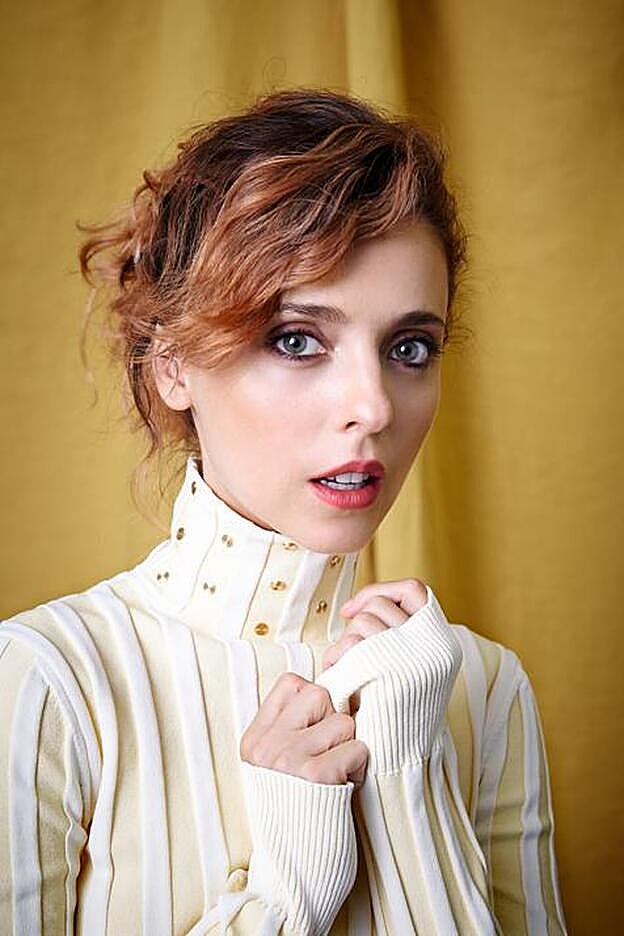 Leticia Dolera: Actriz, guionista, directora... Ahora, como showrunner de la serie Vida perfecta (y superada la polémica por el despido de una de las actrices durante el rodaje) vuelve dispuesta a que nadie le cuestione el estatus de creadora original y arriesgada, con un estilo que aúna emociones, provocación, delicadeza y sentido del humor que recuerda a series como Girls y Transparent. (Jersey de Max Mara).