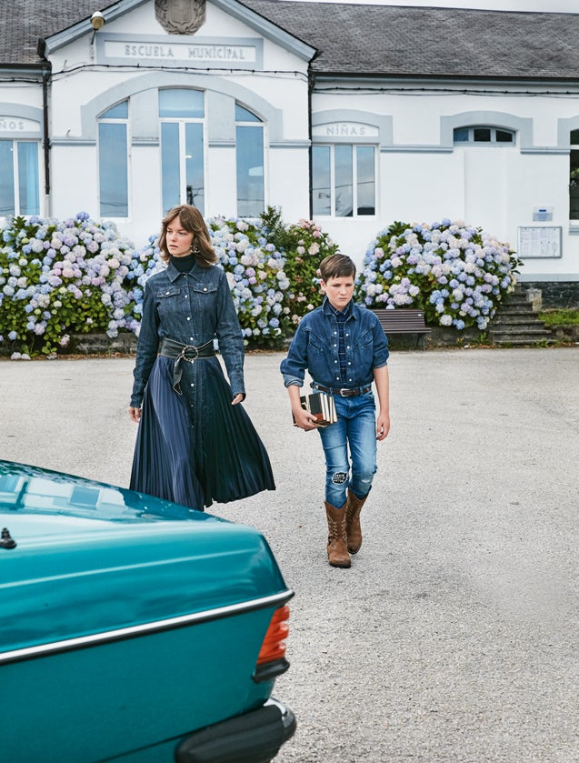 Ella lleva vestido de Sportmax Code, jersey de Punt Roma y cinturón de Chanel. Él, camisa de cuadros y pantalón de Mayoral, camisa vaquera de Levi’s, cinturón de El Corte Inglés y botas de Pitillos.