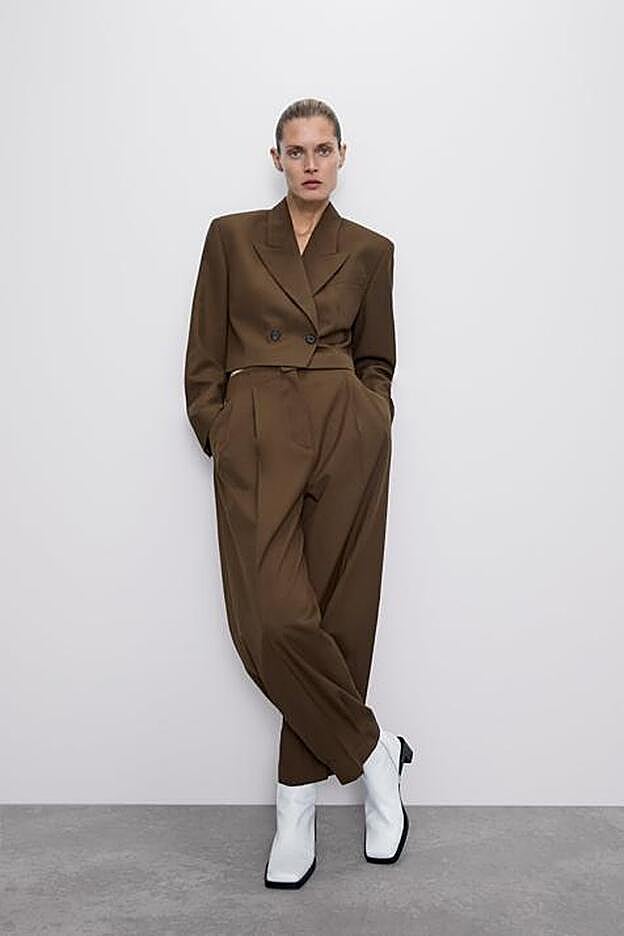 Traje de chaqueta caqui con blazer cropped, de Zara.
