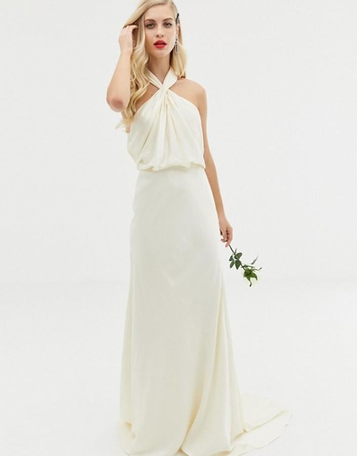 Este vestido de novia color marfil con escote halter y falda con cola sirena de Asos (165.99 euros) es perfecto para un look de boda sofisticado y con cierta inspiración del Hollywood de los años dorados.
