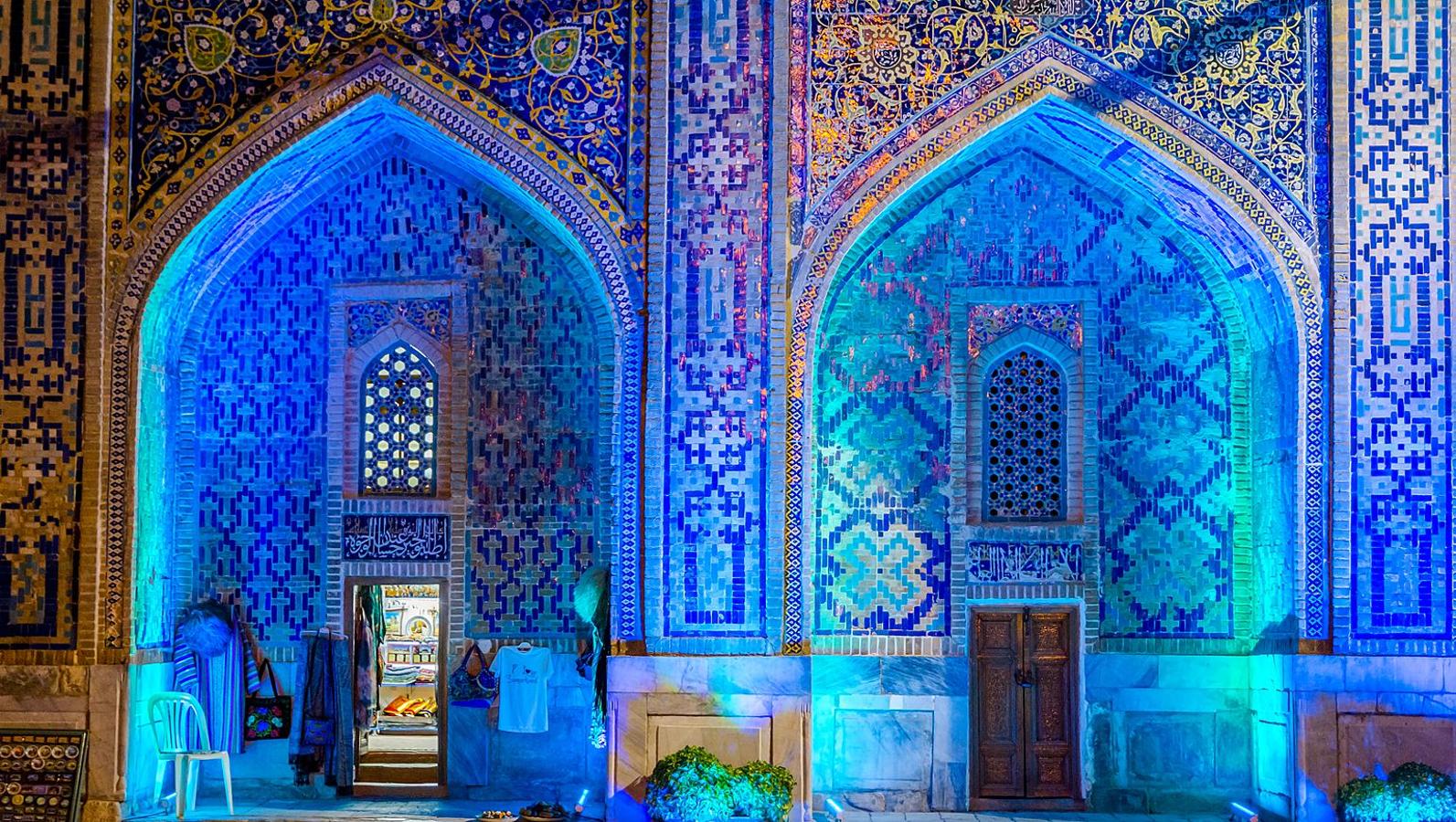 No suele estar entre los principales países turísticos, aunque lo cierto es que en los últimos años está llamado a ser el destino de moda por excelencia. Situado en la Ruta de la Seda, Uzbekistán es una combinación de la cultura rusa y la oriental muy especial. Las navidades allí son de todo menos aburridas, se celebran con una gran fiesta, sobre todo en fin de año, y abundante comida.