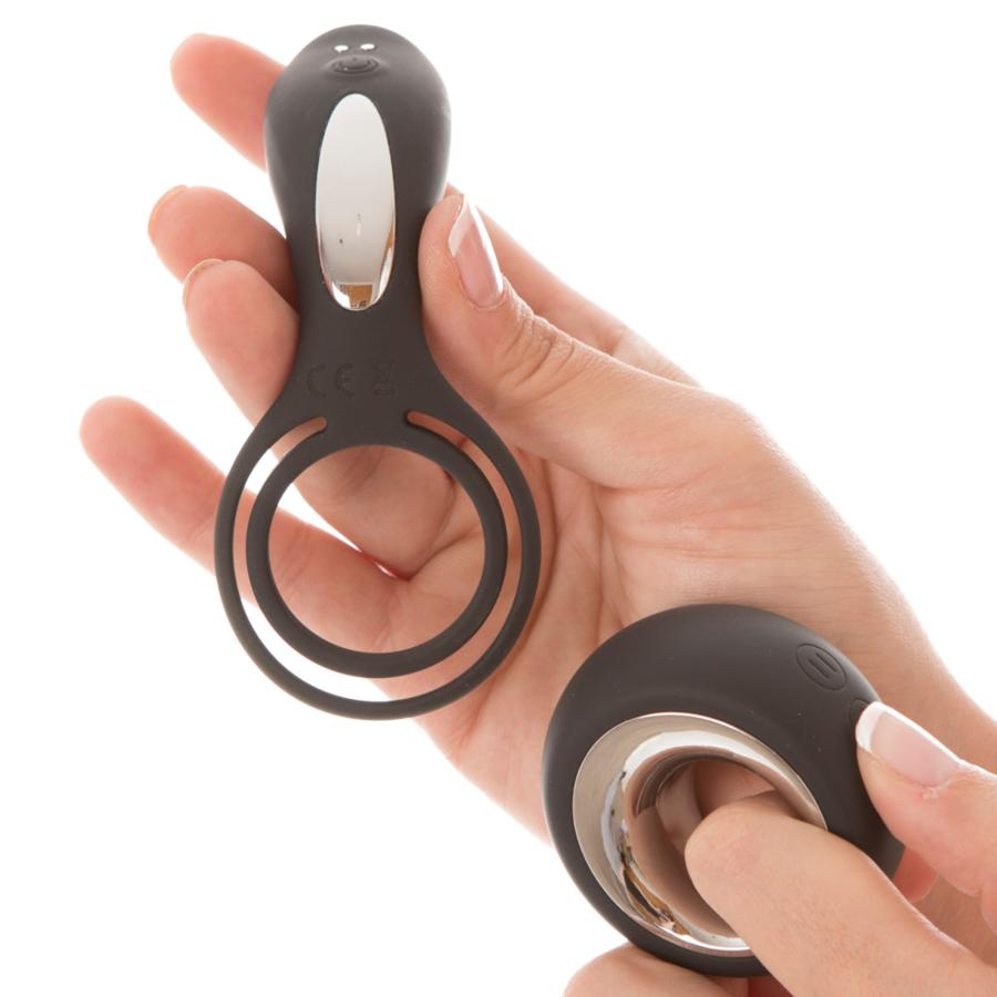 Con este dobe anillo disfrutarás tú, pero también tu pareja. Con mando a distancia, estimula el clítoris durante la penetración. De Amantis, (34,99 euros).