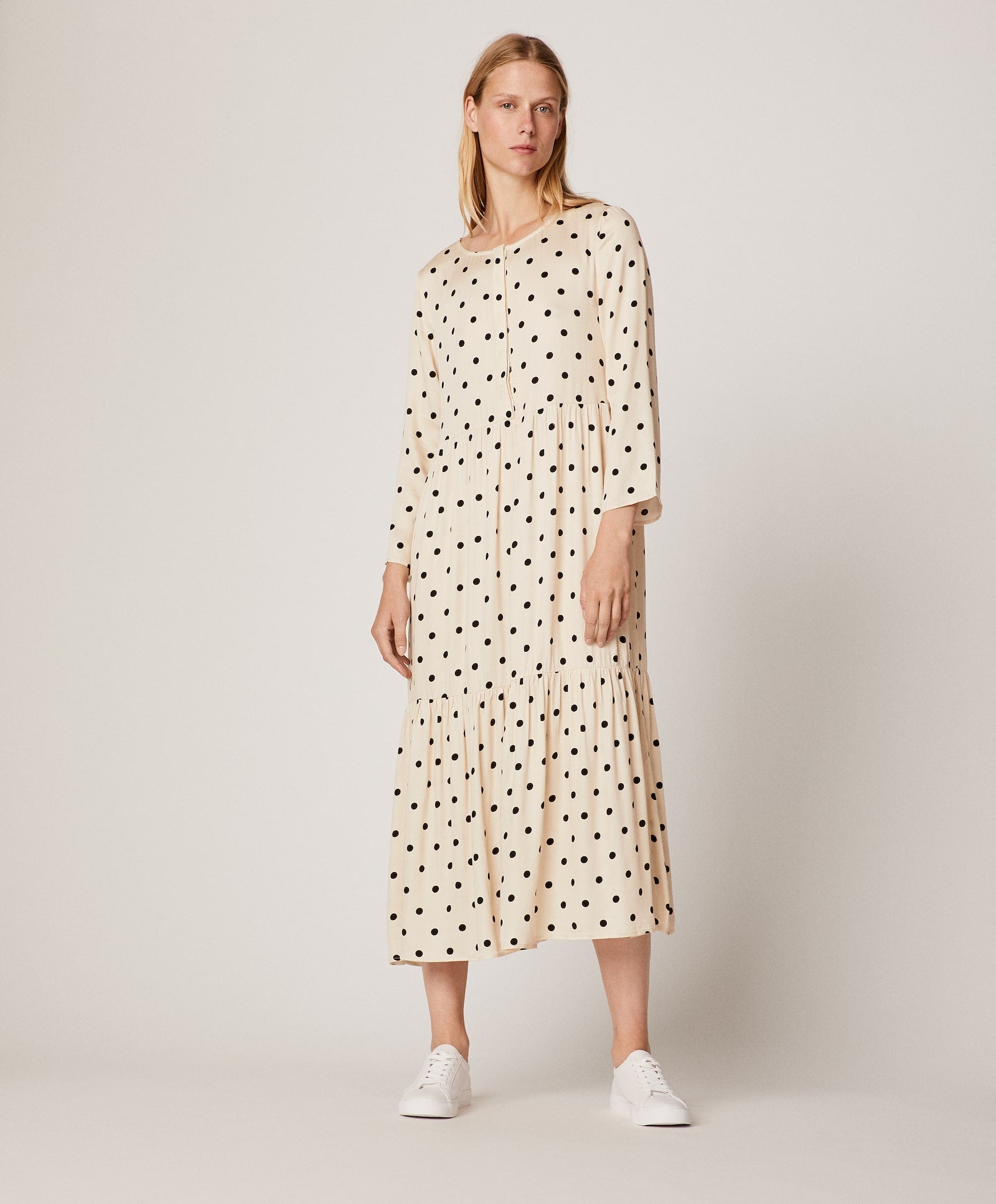 ¿Será este camisón de Oysho (29.95 euros)  el nuevo vestido de lunares viral del otoño ? Nosotras nos lo pondríamos con unas botas cowboy y un cárdigan 'oversize' de punto grueso.