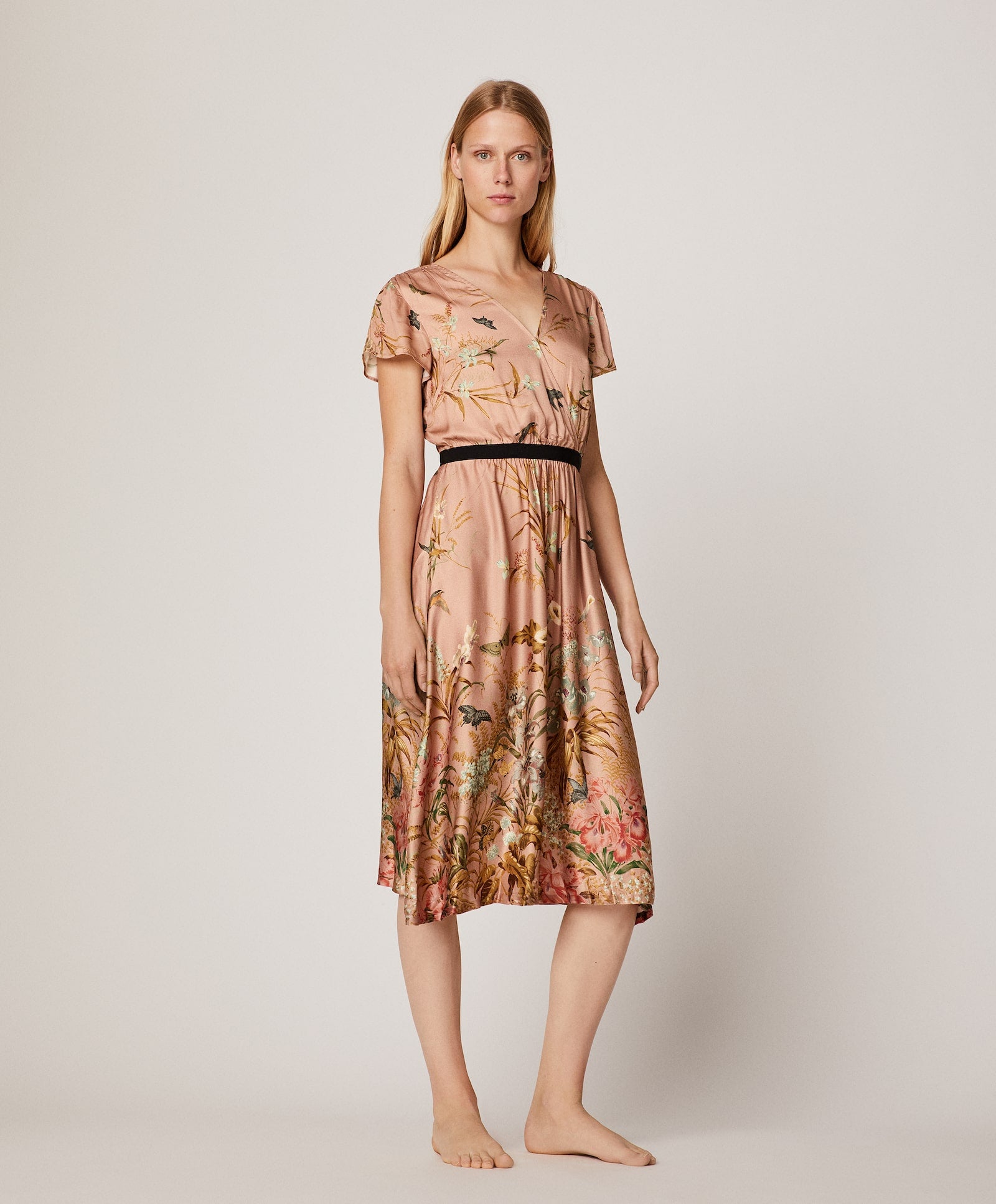 Este camisón de satén nude con estampado floral de Oysho (29.95 euros) nos lo pondríamos con unas bailarinas y una cazadora vaquera para un look súper femenino y muy romántico.