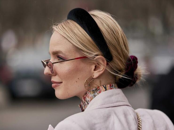 Fotos: Cómo llevar una diadema, el accesorio estrella del otoño (según el street style)