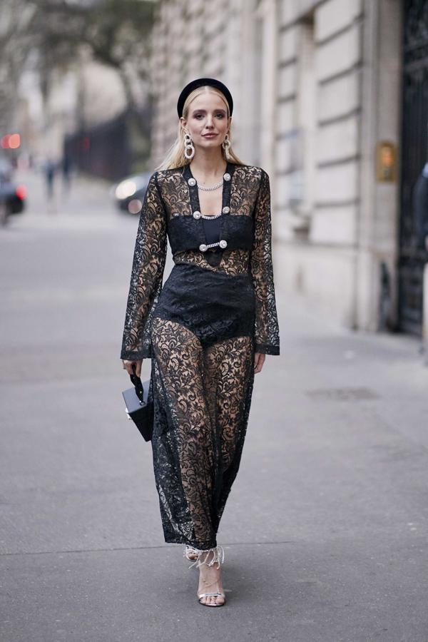 Ya hemos hablado de las diademas como el accesoiro perfecto para un look de fiesta o invitada. Y este look es la mejor prueba.