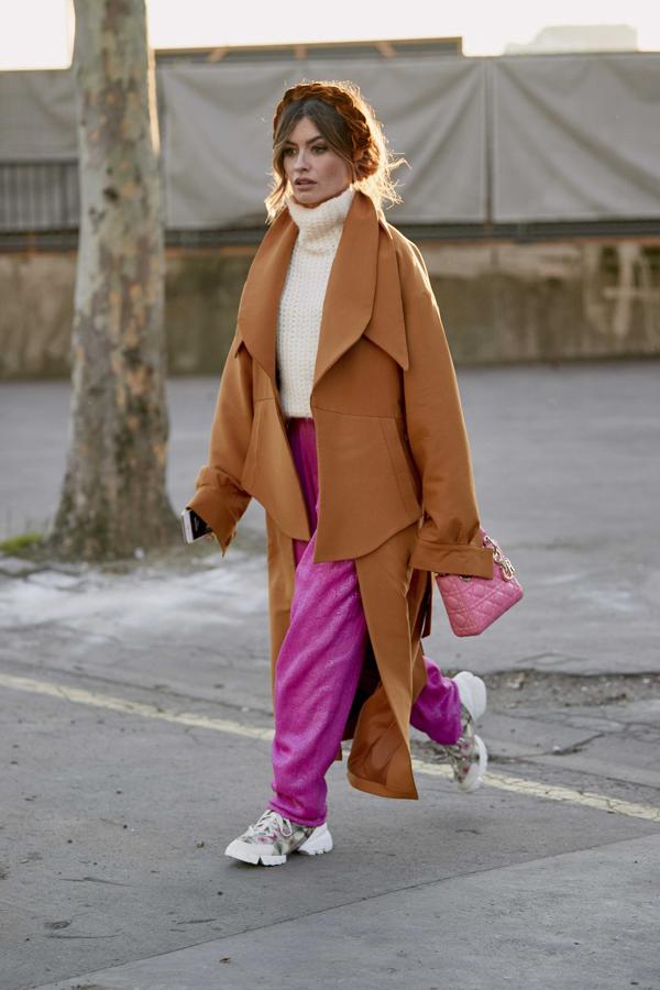 Madame de Rosa demuestra que se puede llevar con un look sport y zapatillas de deporte.