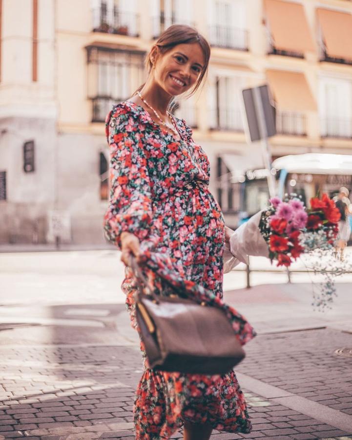 Con vestido midi de flores, de Zara.