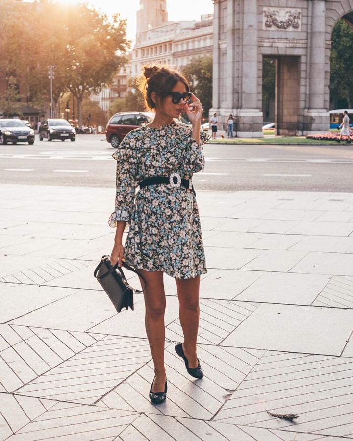 Con vestido mini de flores y cinturón con hebilla de brillos (uno de sus favoritos), ambos de Zara.