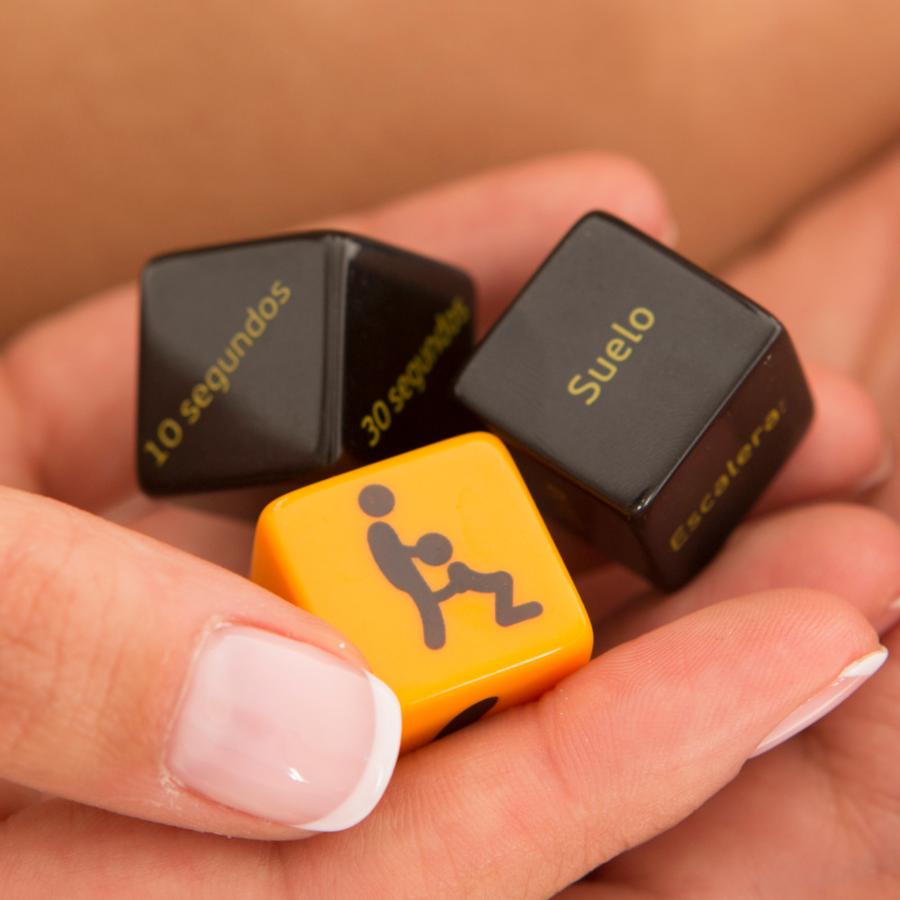 Para que podáis participar ambos en los juegos, unos dados para caldear el ambiente nunca vienen mal. Podéis jugar en el momento previo a la relación sexual o como parte de la misma. De Amantis, (2,99 euros).