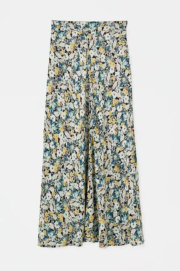 Falda midi de flores de Pull&Bear (22,99 euros).