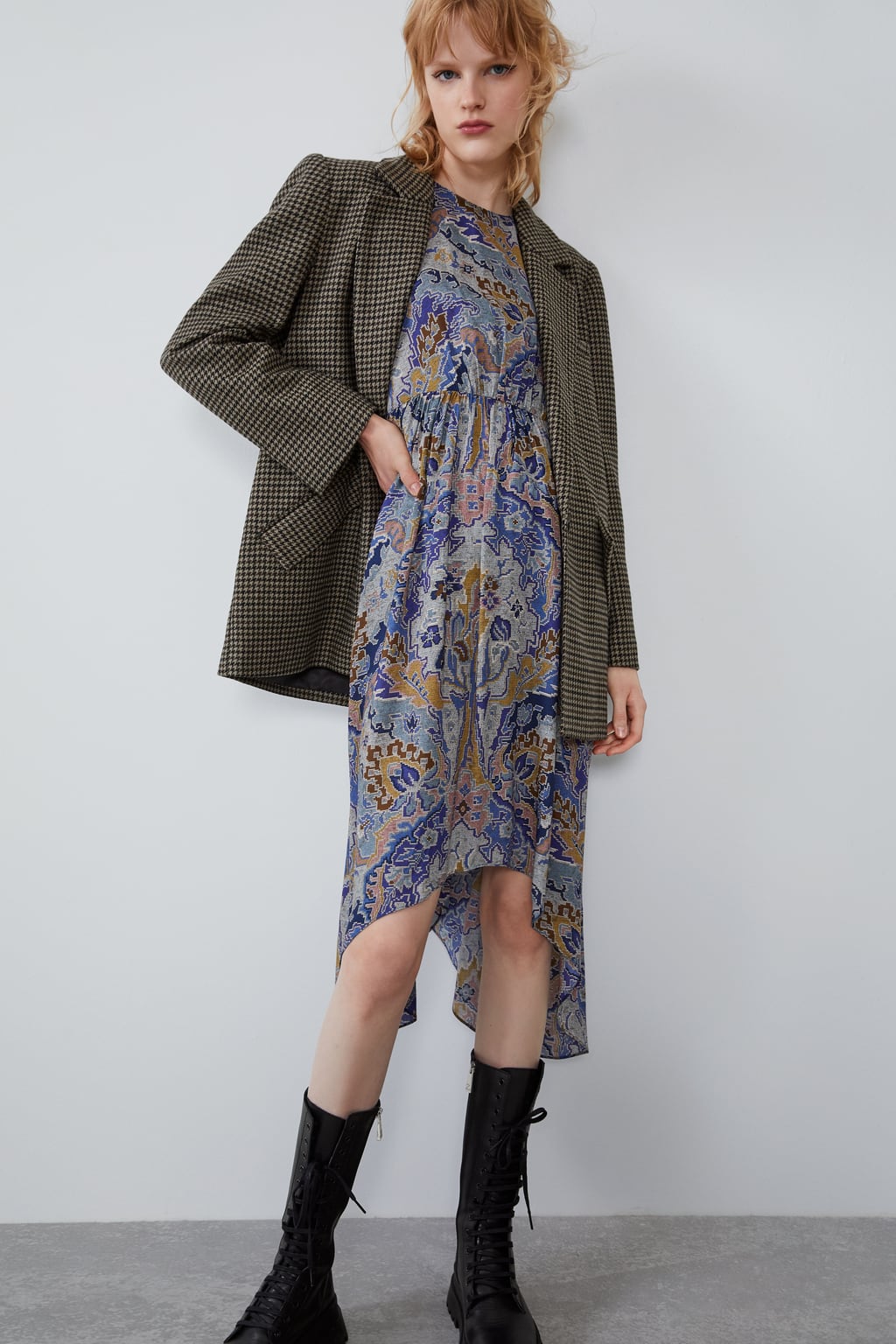 Blazer oversize con estampado de Zara. (49,95 euros).