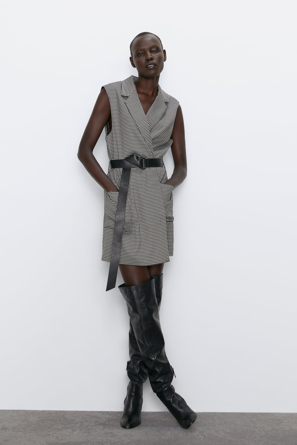 Chaleco de Zara con estampado de cuadros. Ciérralo con cinturón o lúcelo abierto. ¡Tú decides! (39,95 euros)