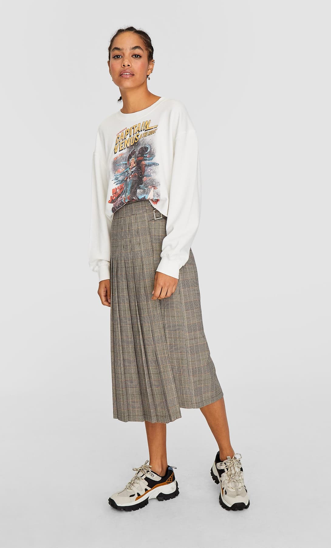 Falda midi plisada con estampado de cuadros. Combínala con zapatillas, botas cowboy o zapatos de tacón para un look más formal. ¡Super ponible! (25,99 euros).