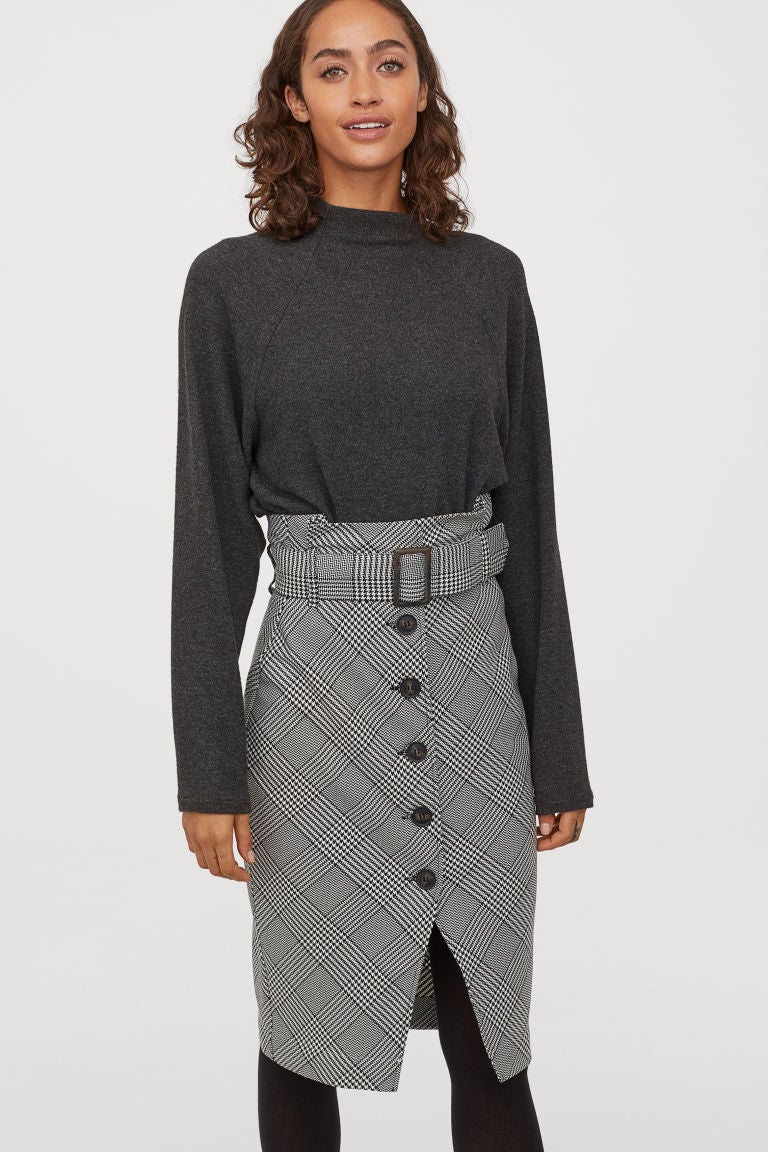 Falda paperbag con botones, cinturón y abertura central. De H&M. (29,99 euros).