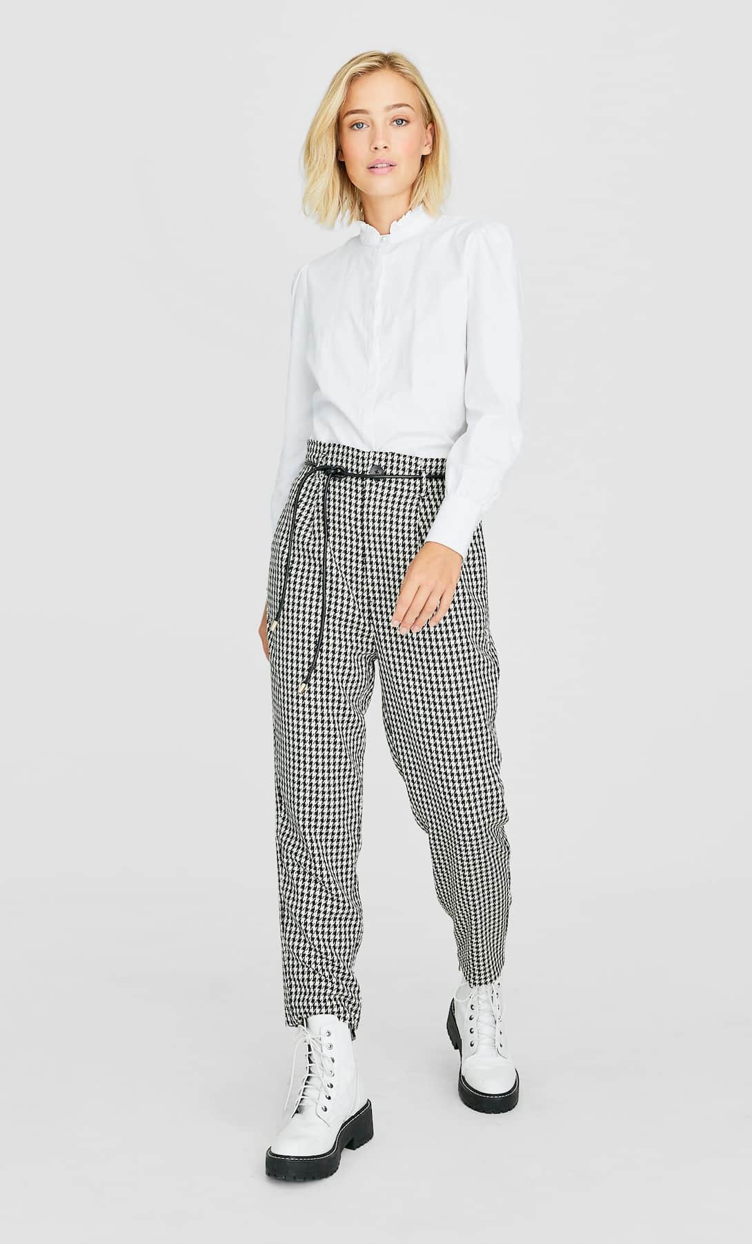 Pantalones carrot con estampado pata de gallo de Stradivarius. (25,99 euros).