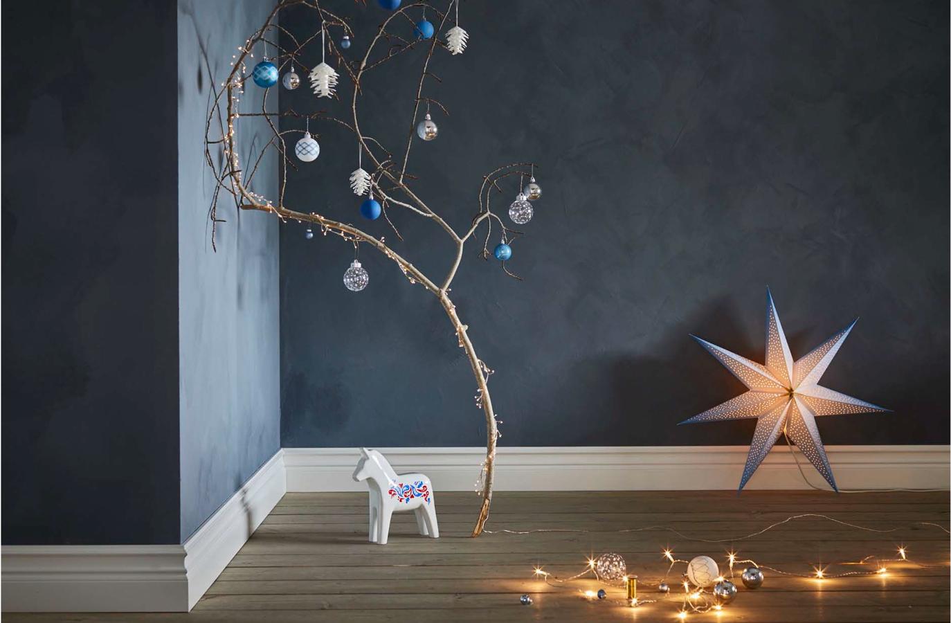 Los abetos no son los únicos árboles de Navidad que puedes poner en tu casa. Nosotras nos hemos enamorado de esta propuesta minimalista y muy original de Ikea.