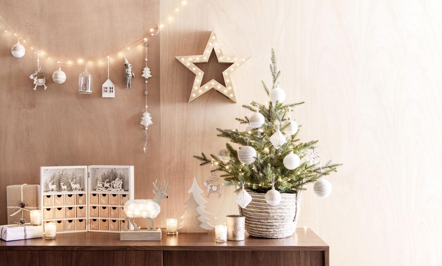 La madera natural y el blanco son los protagonistas de este rincón navideño, una de las propuestas más elegantes que nos deja Maisons du Monde.