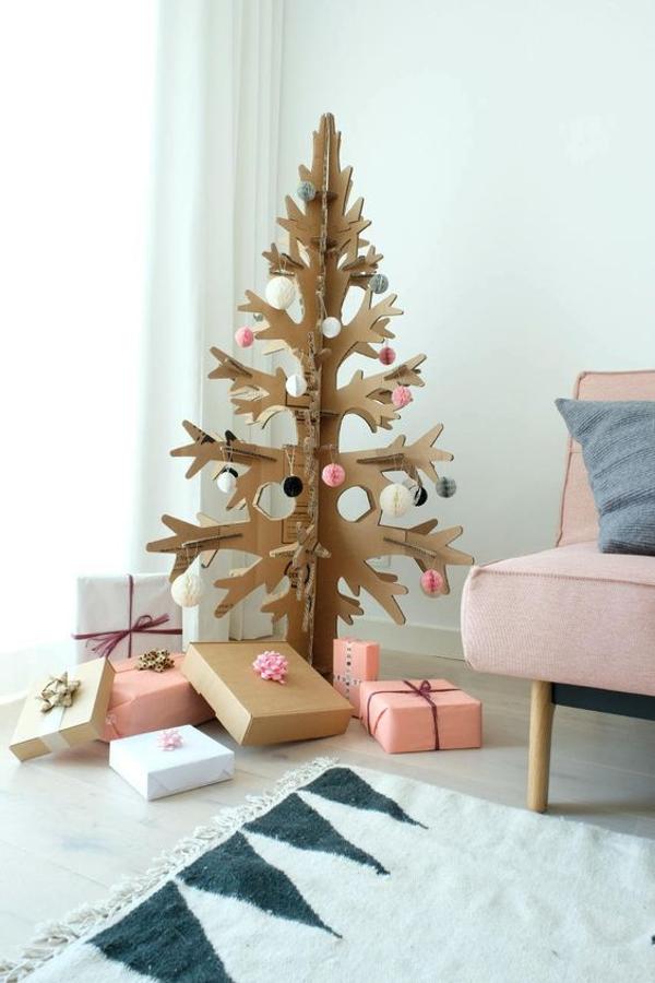 O esta, que aboga por la tendencia 'zero waist' y nos propone crear nuestro árbol de Navidad como un proyecto DIY con cartones reciclados.