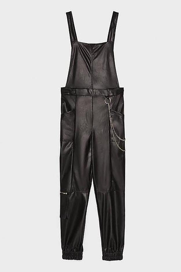 Este es el peto de Bershka efecto peil que ha llevado Ana Moya.