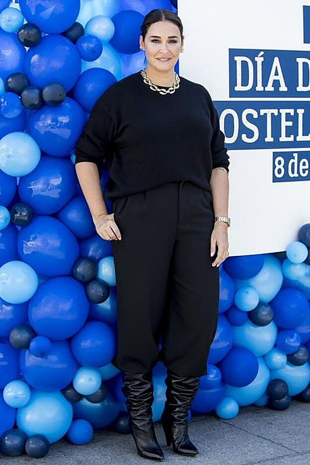 Este es el total look negro que ha llevado Vicky Martín Berrocal.