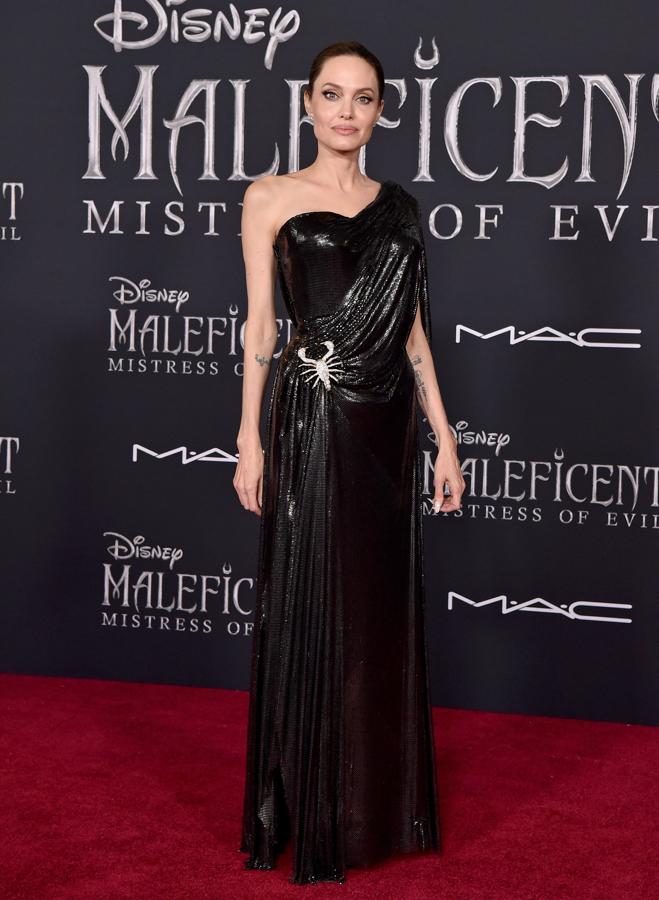 En la premiere en Los Ángeles de 'Maléfica, Maestra del Mal', Angelina Jolie lució un imponente diseño de Versace en paillettes negros con escote asimétrico y broche joya en la cadera que fue creado en exclusiva para la ocasión por la firma de Donatella.