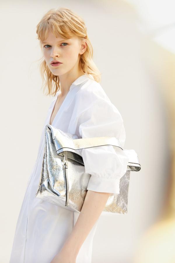 Las que no se conforman con un bolso al uso tienen esta opción de Zara. Y no es un bolso de noche, ahora los brillos se llevan las 24 horas del día (19,95 euros). La mala noticia es que está agotado, pero te puedes apuntar a la lista de espera.