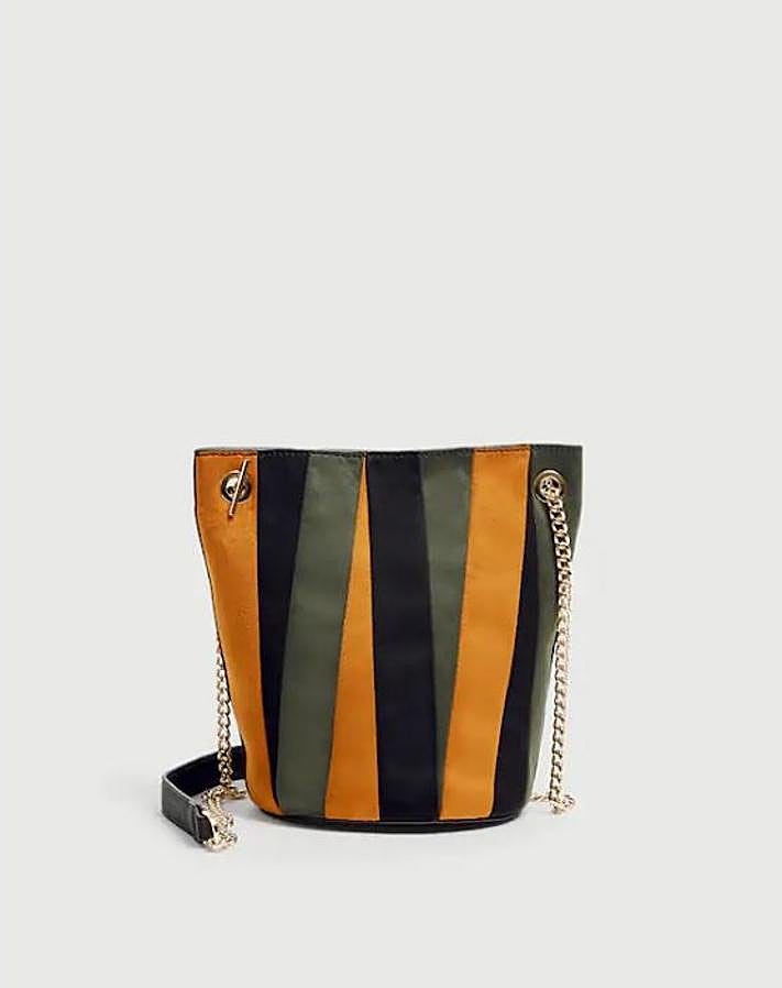 Tipo bombonera, con tres colores muy otoñales y asa de cadena,  este es de Pull&Bear  (19,99 euors). ¿Su mejor baza? La comodidad, tiene el tamaño perfecto.