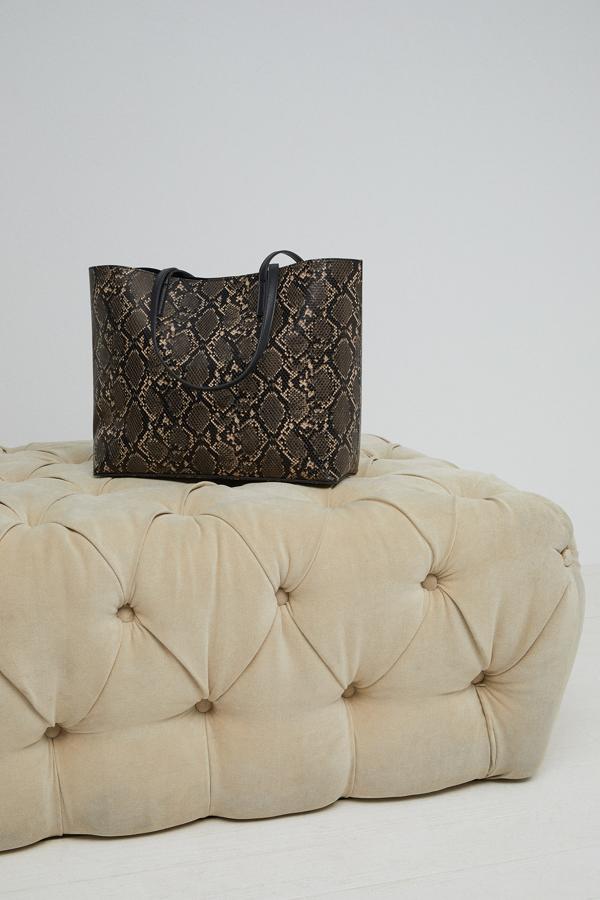 ¿Te gusta el animal print? En Sfera apuestan por él en este bolso shopper con estampado de sepiente (17,99 euros).