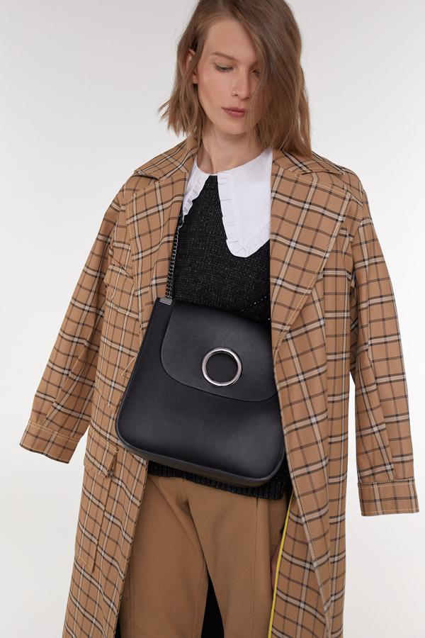 En Sfera le quieren dar un aire nuevo al bolso bandolera de toda la vida y lo hacen con un detalle metálico en la solapa (19,99 euros).