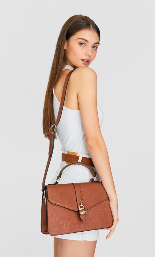 En Stradivarius apuestan por los bolsos tipo cartera en esta nueva colección. Este modelo es perfecto para llevar a la oficina y está disponible en más colores (19,99 euros).