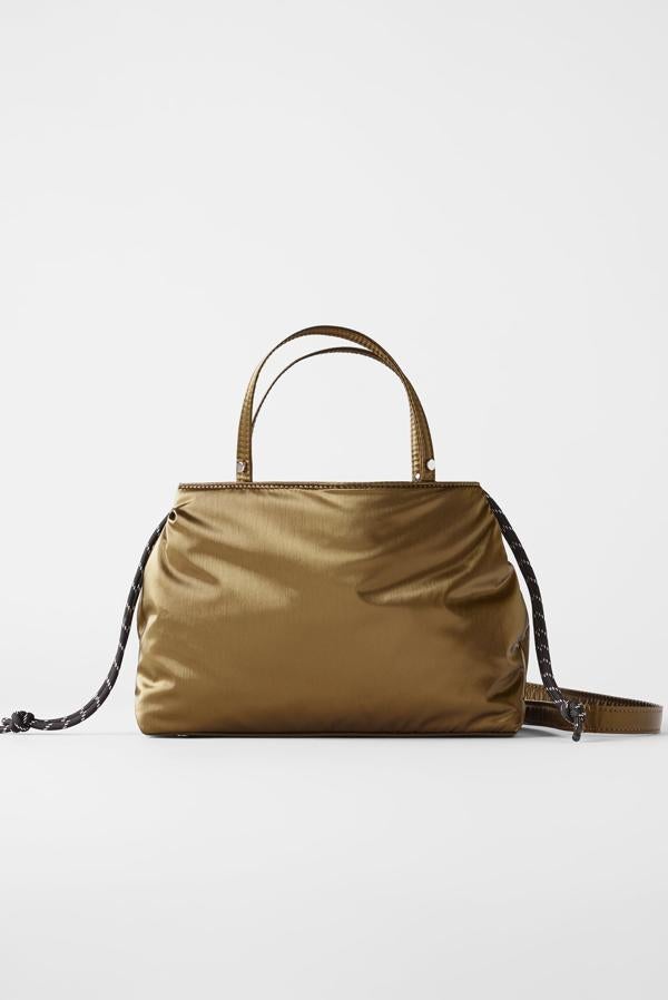 Si no te gustan los bolsos rígidos, este de Zara es ideal. No pesa, es blando y aunque sea más sport, su tejido satinado le da el toque elegante perfecto (19,95 euros).