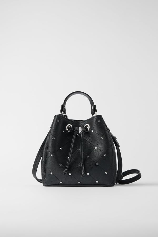 Si quieres ponerle un punto rockero a tu look, este bolso tipo saco es perfecto para ti. Es de Zara (19,95 euros).